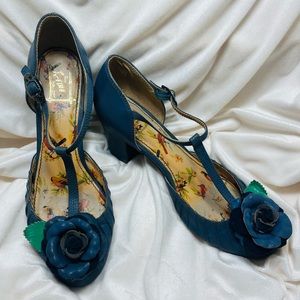 Vintage style T-strap heel! Miss L Fire blue leather with flower rosette. 41/9.5